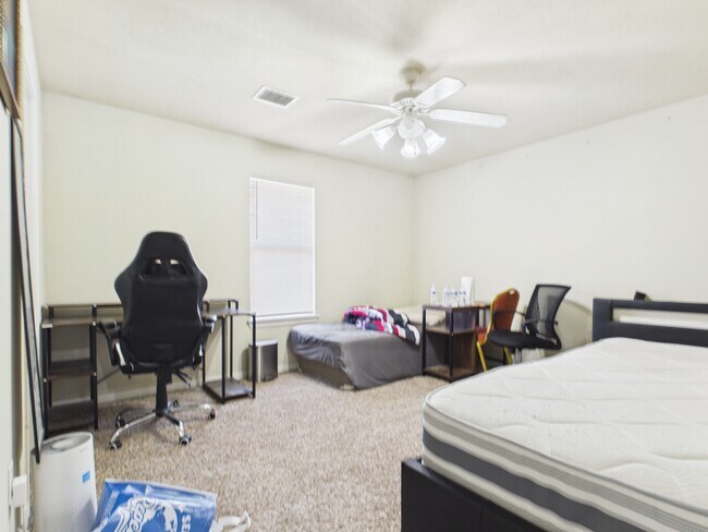 Building Photo - 513 Camp Ct