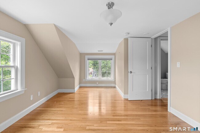 Building Photo - 12 Middlefield Dr