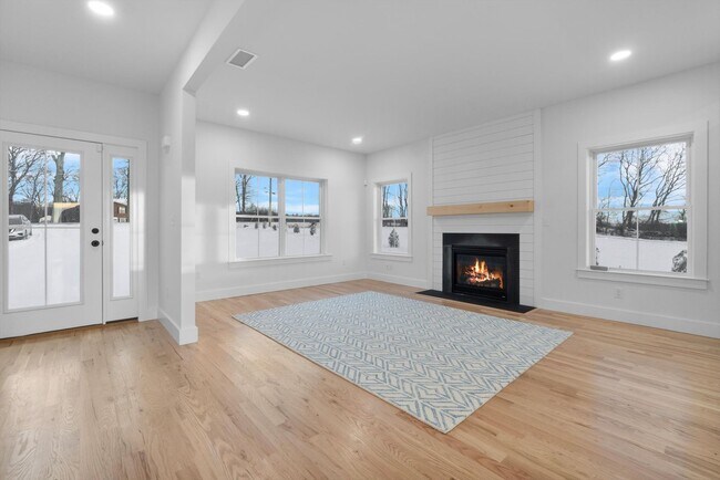 Building Photo - Move In Ready: Custom-built home