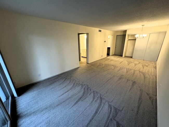 Building Photo - Colony Way Condo! Cable Included! All Bran...