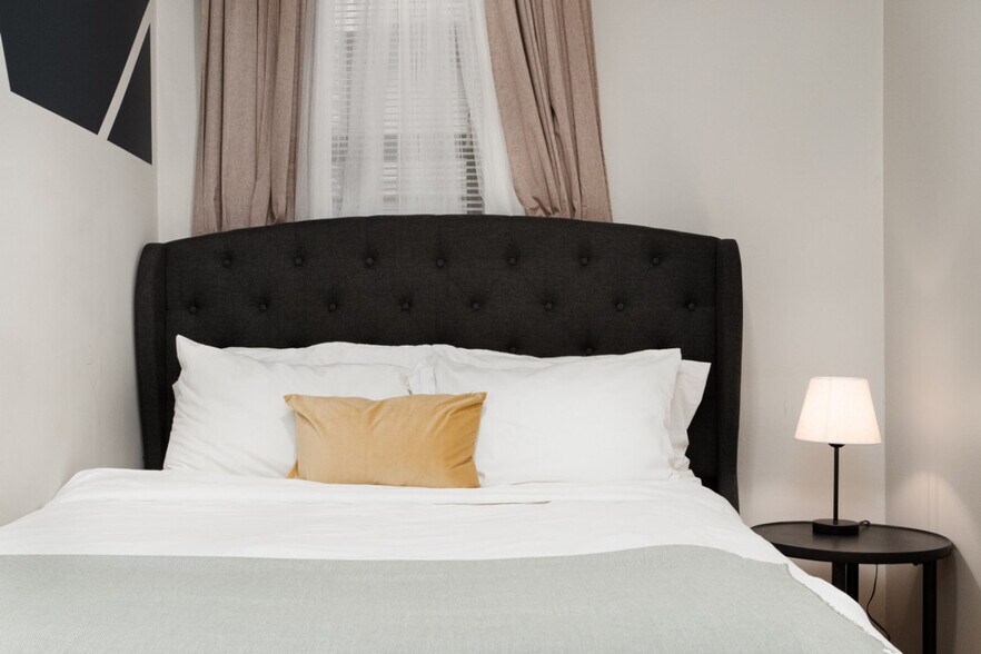 Building Photo - 906 N Damen Ave