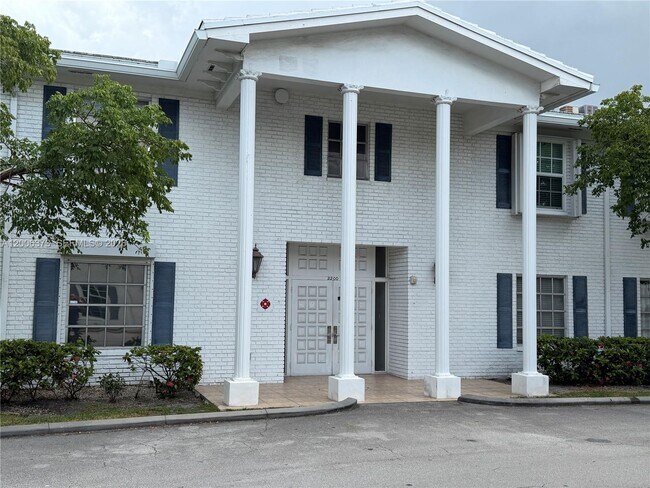 Building Photo - 2200 NE 66th St
