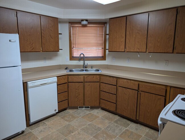 Building Photo - Great location off of Gary Lane and State ...