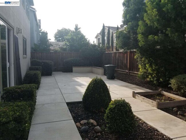 Building Photo - 199 N Alta Dena St