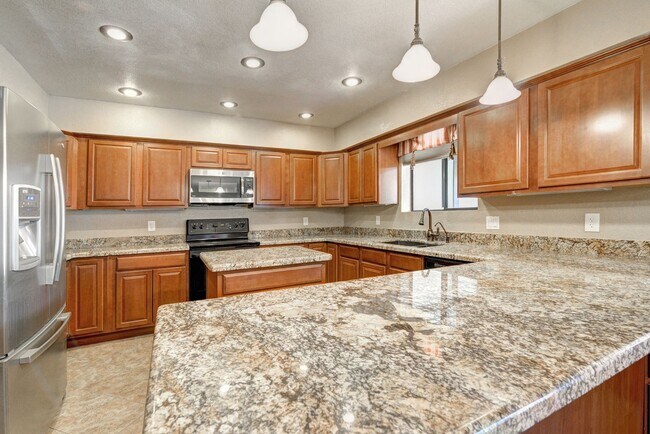 Building Photo - HUGE House In Tempe Close to ASU