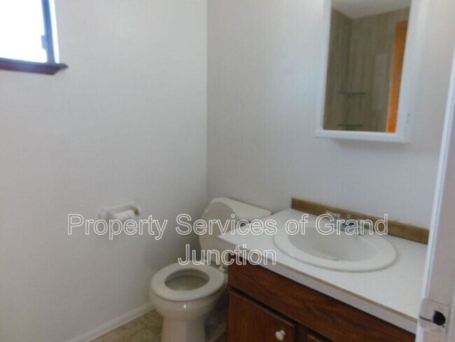 Building Photo - 1102 E Carolina Ave