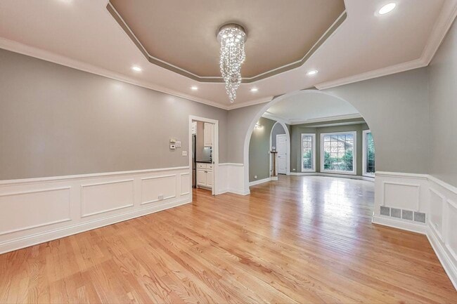 Building Photo - 107 W 59th St