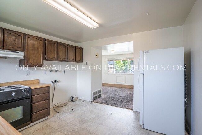 Building Photo - 1050 W 1050 S