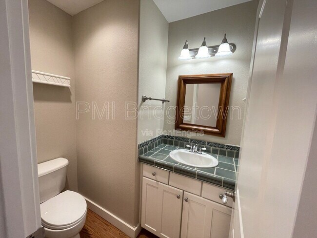 Building Photo - 10235 NW Edgewood Dr