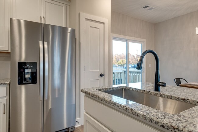 Building Photo - Harding Townhomes