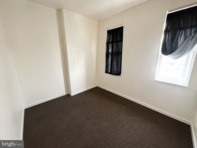 Building Photo - 3835 N Percy St