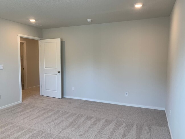 Building Photo - 4 BED/2.5 BATH PLUS A HUGE BONUS ROOM! HIGH END FINISHES! LARGE FENCED BACKYARD !