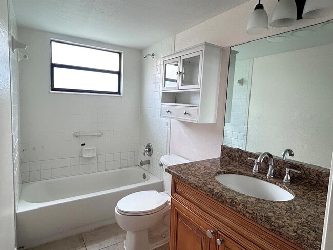 Building Photo - 1525 Lake Crystal Dr