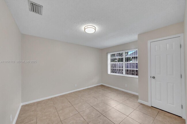 Building Photo - 2610 Riverland Dr