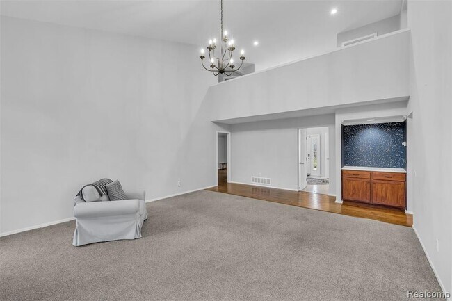 Building Photo - 45077 Roundview Dr