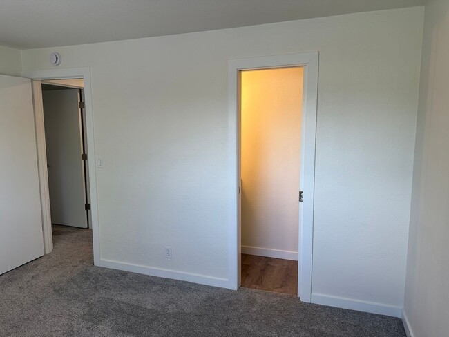 Building Photo - Beautifully updated 3 bedroom 1.5 bath dup...