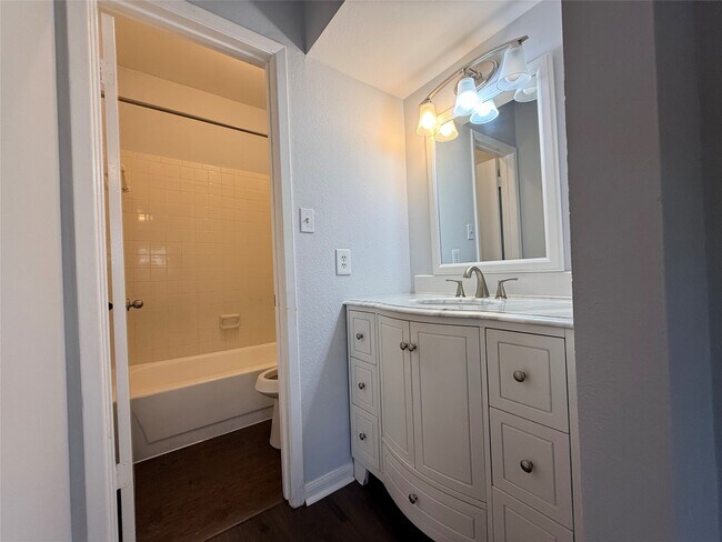 Building Photo - 2626 Holly Hall St