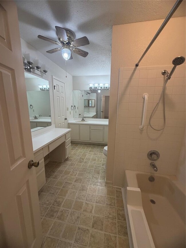 Building Photo - 728 W San Antonio St