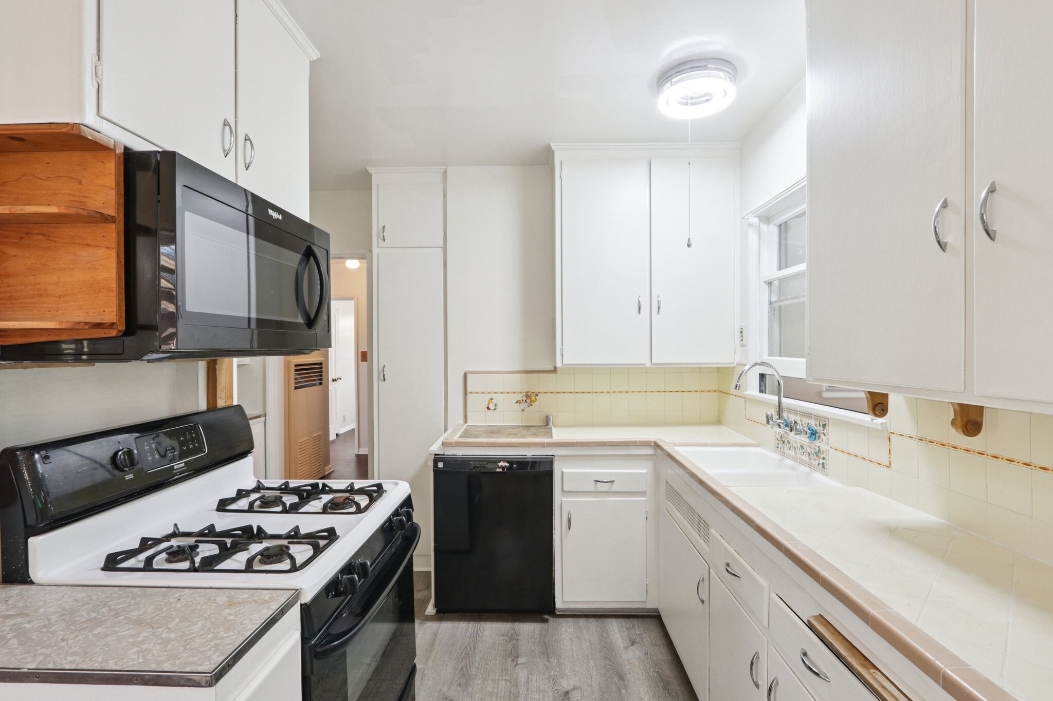 Building Photo - 8426 Alverstone Ave