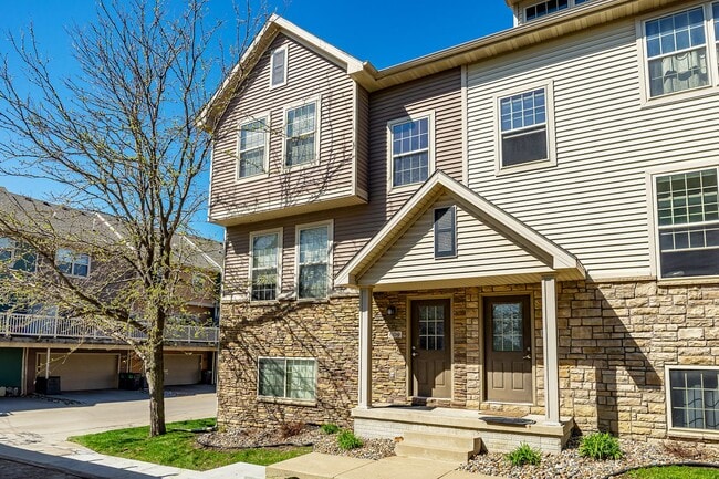 Building Photo - JOHNSTON SCHOOLS!! 3 Bed 2.5 Bath Townhome in Grimes