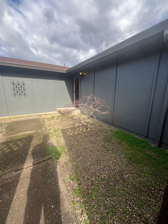 Building Photo - Newly renovated 2 Bedroom home in Hayden Bridge!!!