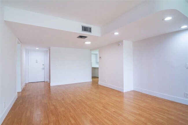 Building Photo - 491 Racquet Club Rd