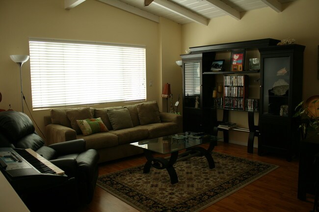 family room with furniture - 5339 Newcastle Ave