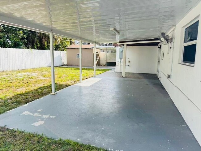 Building Photo - 6250 SW 39th St