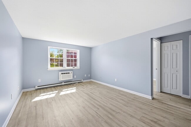 Building Photo - 8 Maple Crest Cir