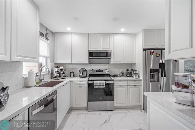 Building Photo - 6650 Royal Palm Blvd