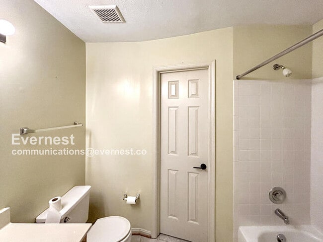 Building Photo - 3059 Southampton Dr