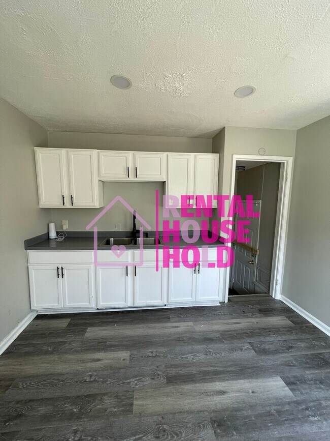 Building Photo - ~3 BEDROOM | 1 BATH | FREE PRE SCREEN