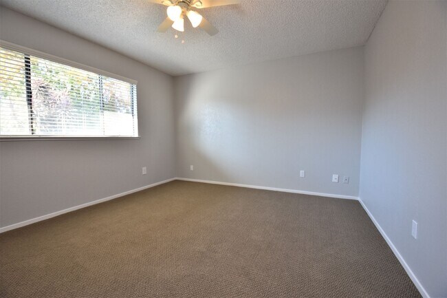 Building Photo - 67-67 Payne River Cir