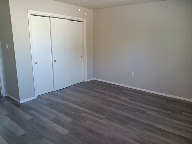 Building Photo - Charming 4-bedroom, 2-bathroom! Showings available NOW!