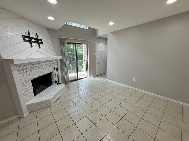 Building Photo - 889 Dublin Dr