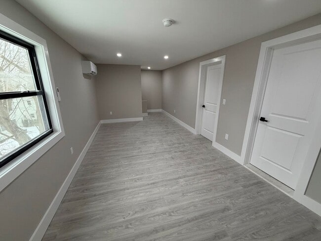 Building Photo - 194 N Lake Ave