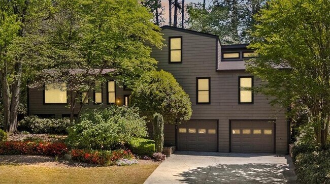 Building Photo - 2420 Castle Ln NE