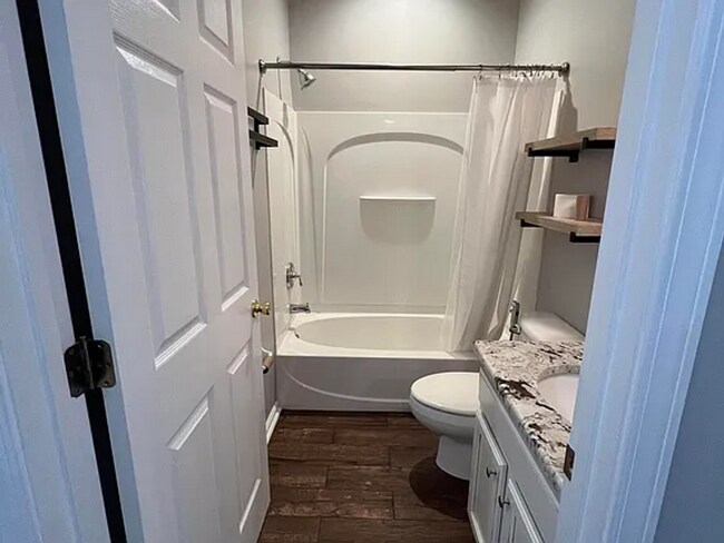 Building Photo - 6 Bedrooms 4 Bathroom 1672 Hammock Grove Lane