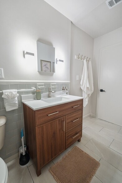 Building Photo - 1464 E 41st St