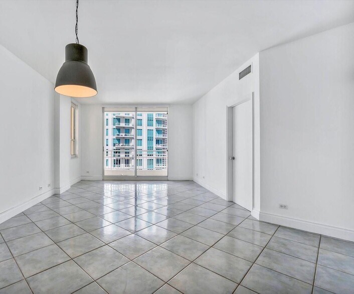 Building Photo - 888 Brickell Key Dr