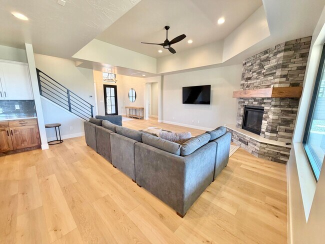 Building Photo - Beautiful Modern 5 Bedroom Home!! Furnished or Unfurnished option!!