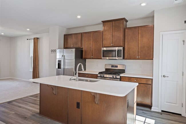 Building Photo - 915 Romeria Dr