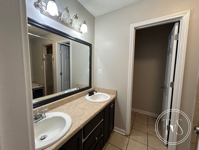 Building Photo - 528 Ashmore Rd