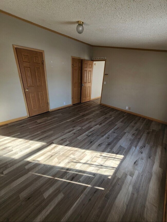 Building Photo - 3 Bed 2 Bath