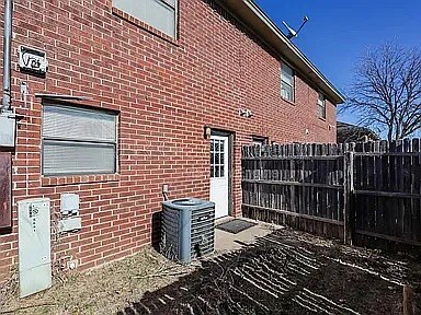 Building Photo - Room in Apartment on Shadydell Dr