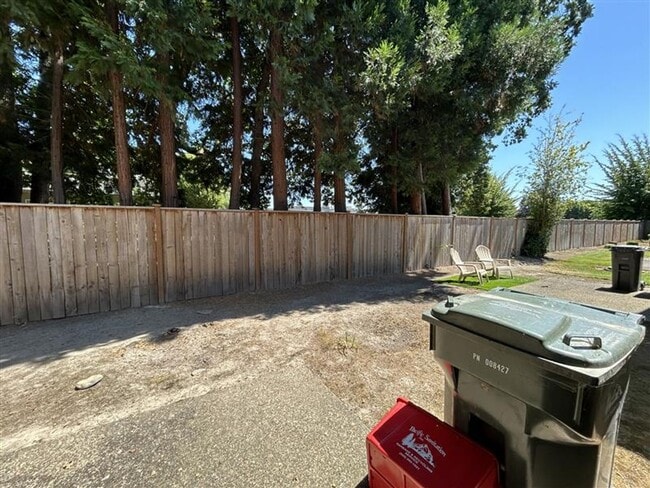 Building Photo - Move-In Ready! 3 Beds 2.5 Baths Townhome with Stainless Steel Appliances, W/D Hookups, and Gas Fo...