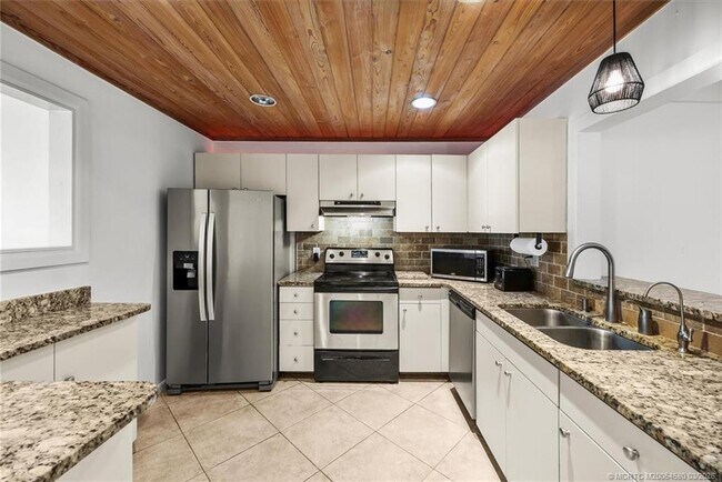 Building Photo - 1250 SE Petunia Ave