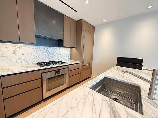 Primary Photo - 555 W 22nd St