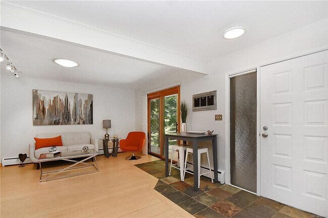 Building Photo - HIGHLY DESIRABLE West Pearl 2 Bed 1 Bath Top Floor Condo-Available August 5th!