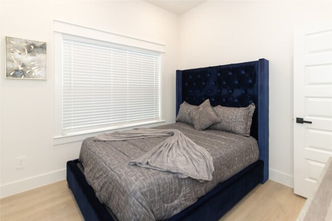 Building Photo - 4902 Higgins St